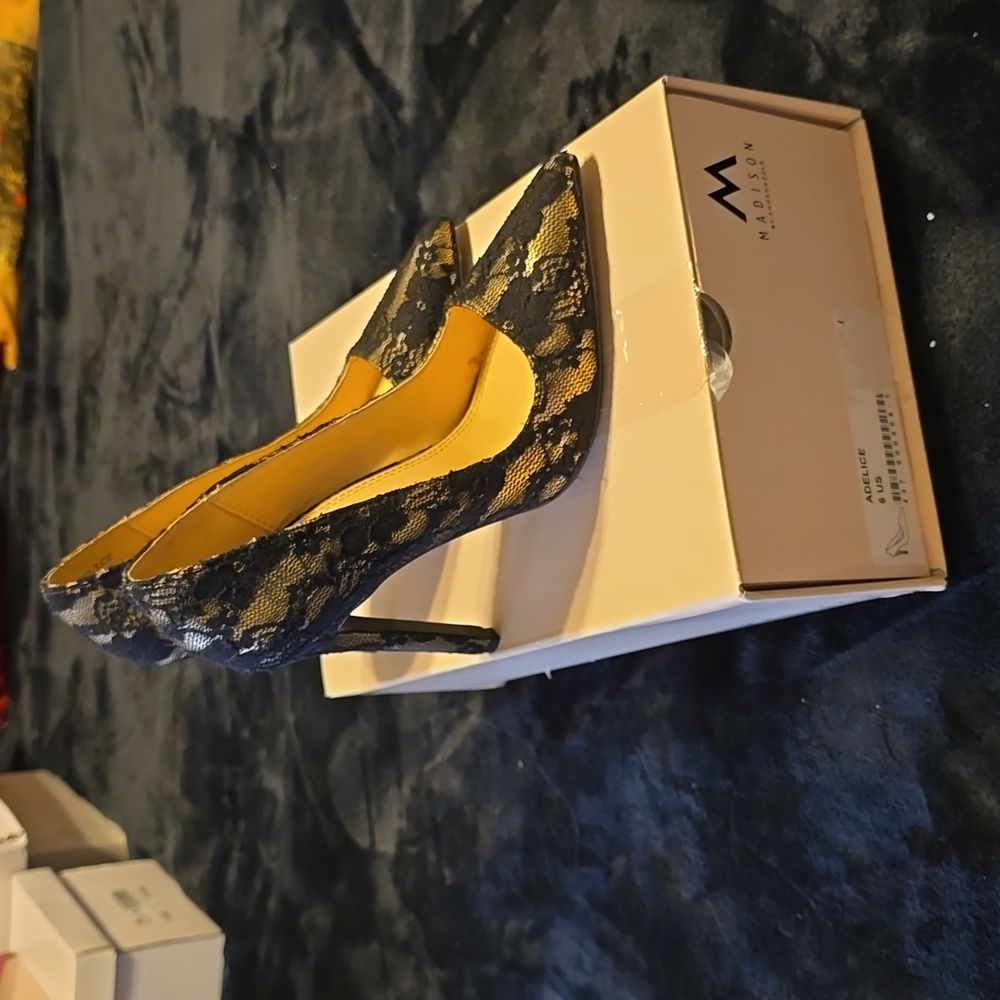 Shoe dazzle pumps